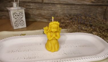 Lumânare decorativă din ceară de albine-Îngeraș pe genunchi
